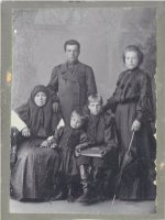 Матрена Осиповна Щербакова с семьей Эрдман.jpg
