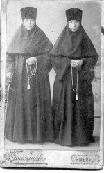 На фото: справа Декалина Екатерина Дмитриевна, слева Фокина Анастасия Степановна. Фотография начала 1900-х годов (из архива Евентьевой Л.А.).